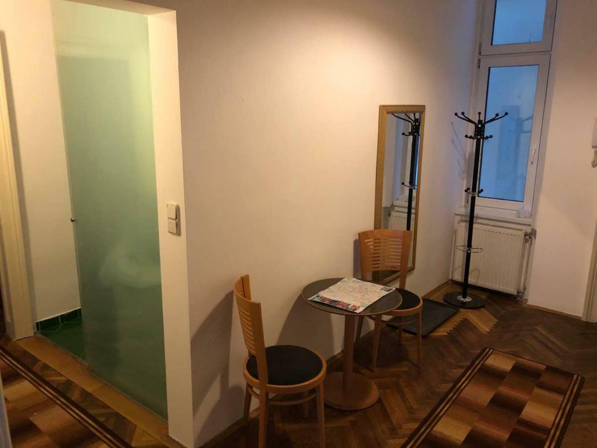 Centrally-Located Authentic Apartment Wien Eksteriør bilde